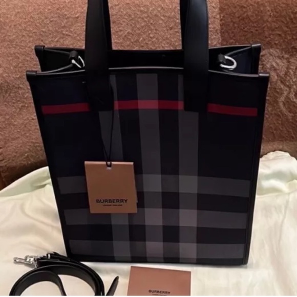NWT Luxury Burberry Check Tote Bag – Navy & Gray with Red Accent - Picture 2 of 9